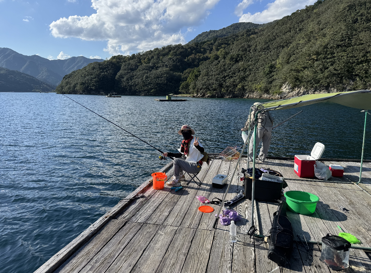 筏で魚釣り